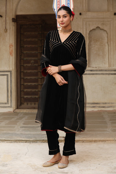 Black Hand Embroidered Velvet Kurta Set (Set of 2)