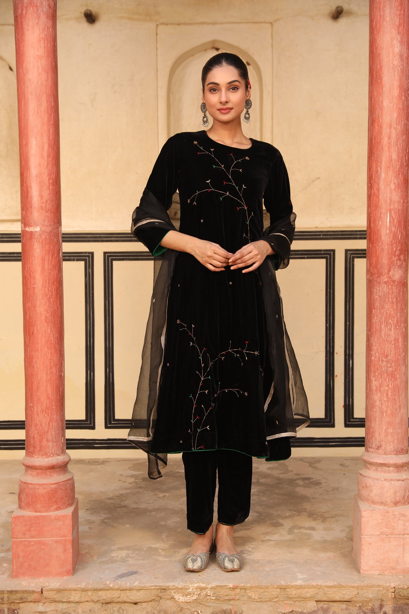 Black Flower bloom Velvet Kurta Set (Set of 2)