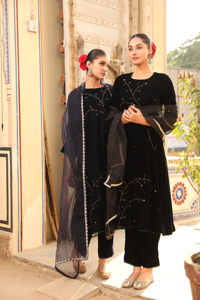 Black Flower bloom Velvet Kurta Set (Set of 2)